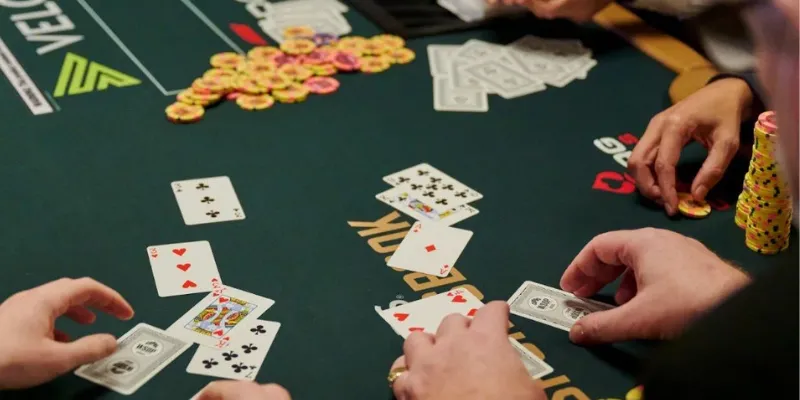Mẹo chơi Poker - Kỹ năng quan trọng để thắng lớn tại bàn cược 2 Tìm hiểu quy tắc cơ bản của Poker cho người mới